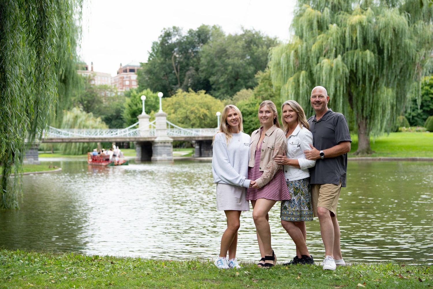 Family vacation photos in the Boston Public Garden, America's first botanical garden. Schedule your Photo Mini Session any day of the week.
