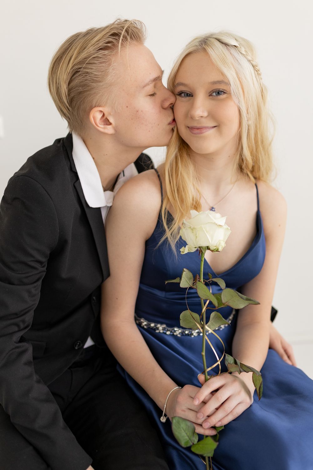 Rippikuvaus studiolla poikaystävän kanssa. Valokuvaaja Uusimaa.