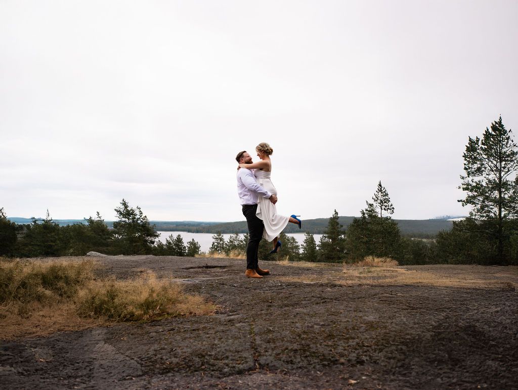Nuori hääpari, metsässä, korkealla kalliolla, sylikkäin, hääkuvaus Muurame, Jyväskylä