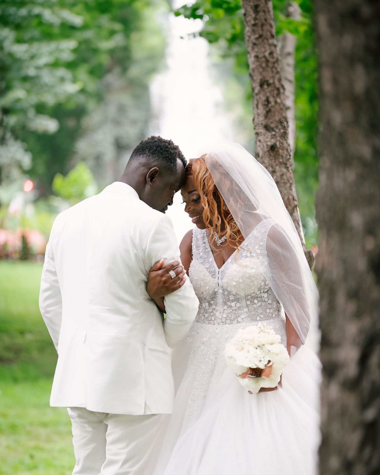 L’album de mariage de Christelle et Logane capture l’essence de leur amour unique, depuis l’émotion de leurs vœux jusqu’à la célébration