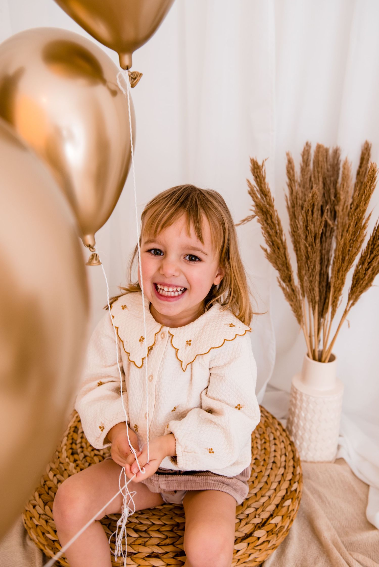 communiefoto's in de studio met een neutraal decor en ballonnen , vorselaar