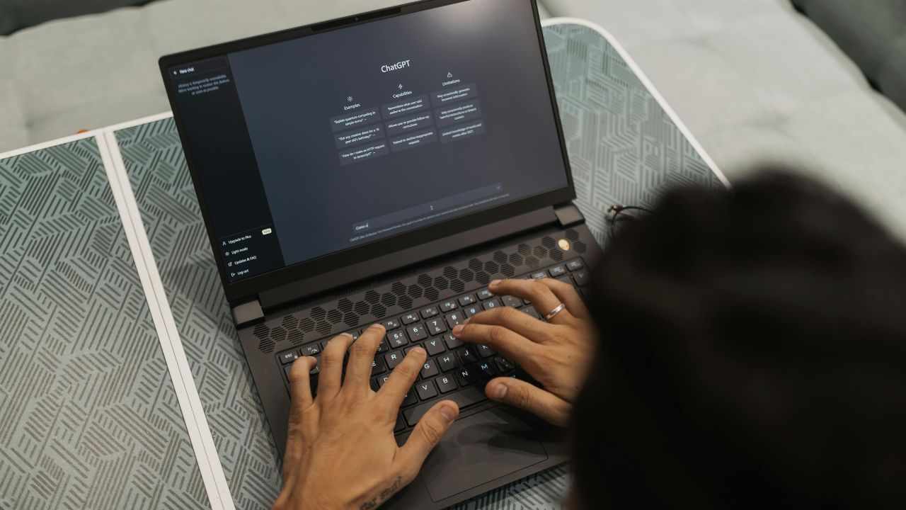 Quince mom planning her daughter’s quince using AI tools instead of notebooks spreadsheets and group chats
