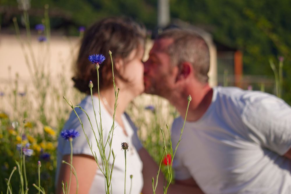Photographe portrait et famille dans le Grésivaudan et en Isère - Photo d'un couple dans un champs de fleurs