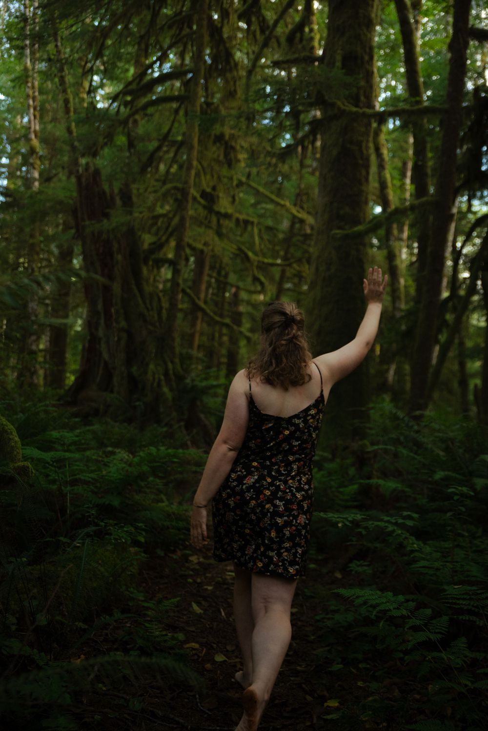 Empowerment Fotoshooting für Frauen mit ehrlicher Porträtfotografie in der Natur