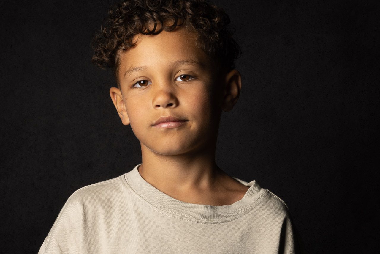 Fine-art portret op donkere achtergrond in studio, portretfotografie Breda