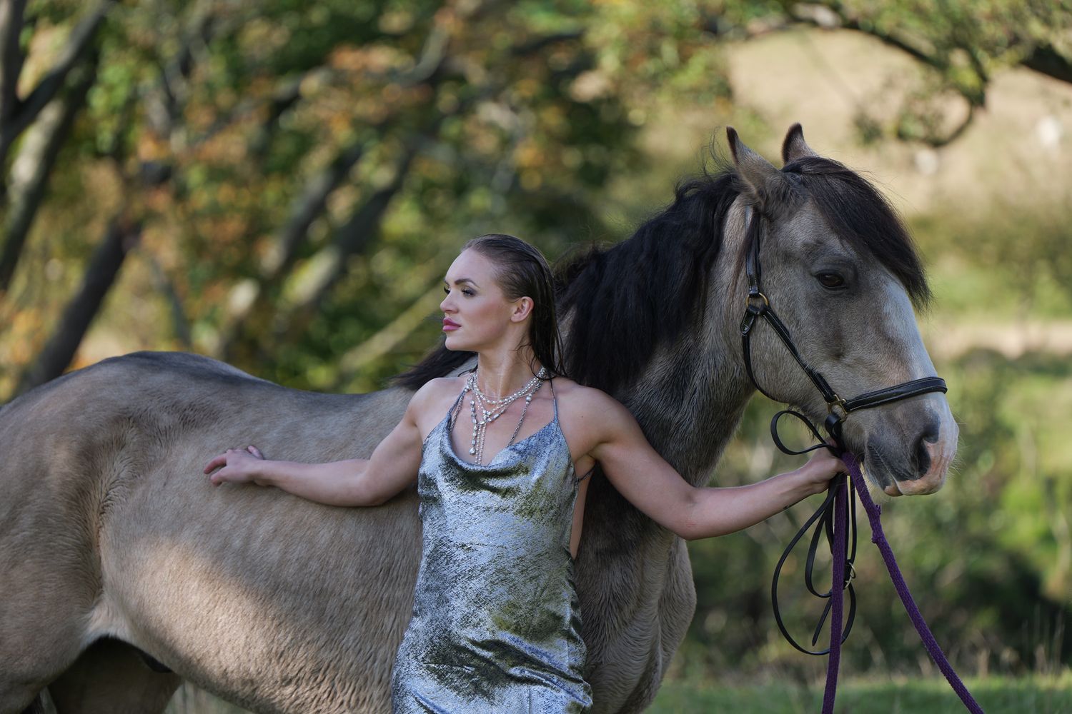 Striking portrait of a woman leaning on a horse