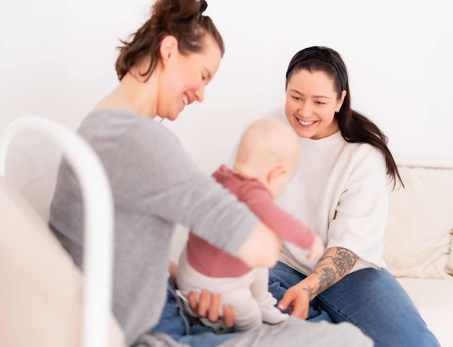 Imetysohjaushetki asiakkaan kanssa, katsotaan imuotetta, turvallinen ja lämminhenkinen ohjaushetki