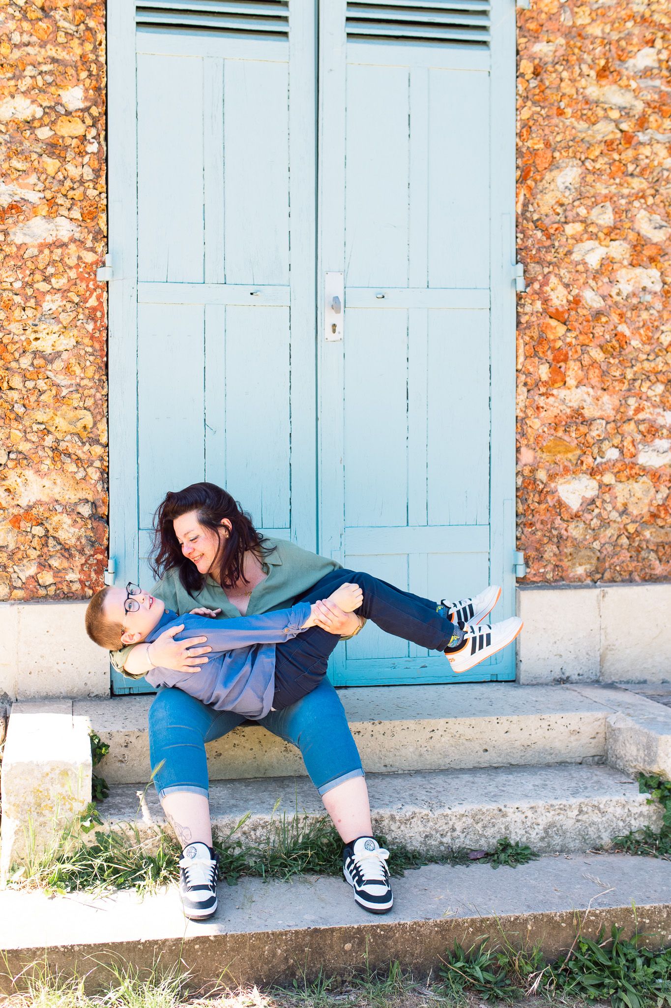 maman et son fils jouant devant la porte de la chaumière au parc de Mme Élisabeth à Versailles lors d’une séance photo