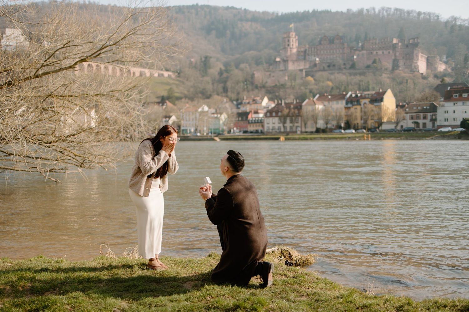 Heidelberg Proposal Photography, Couple in front of Heidelberg Castle during Proposal, Engagement at Nectar River in Heidelberg