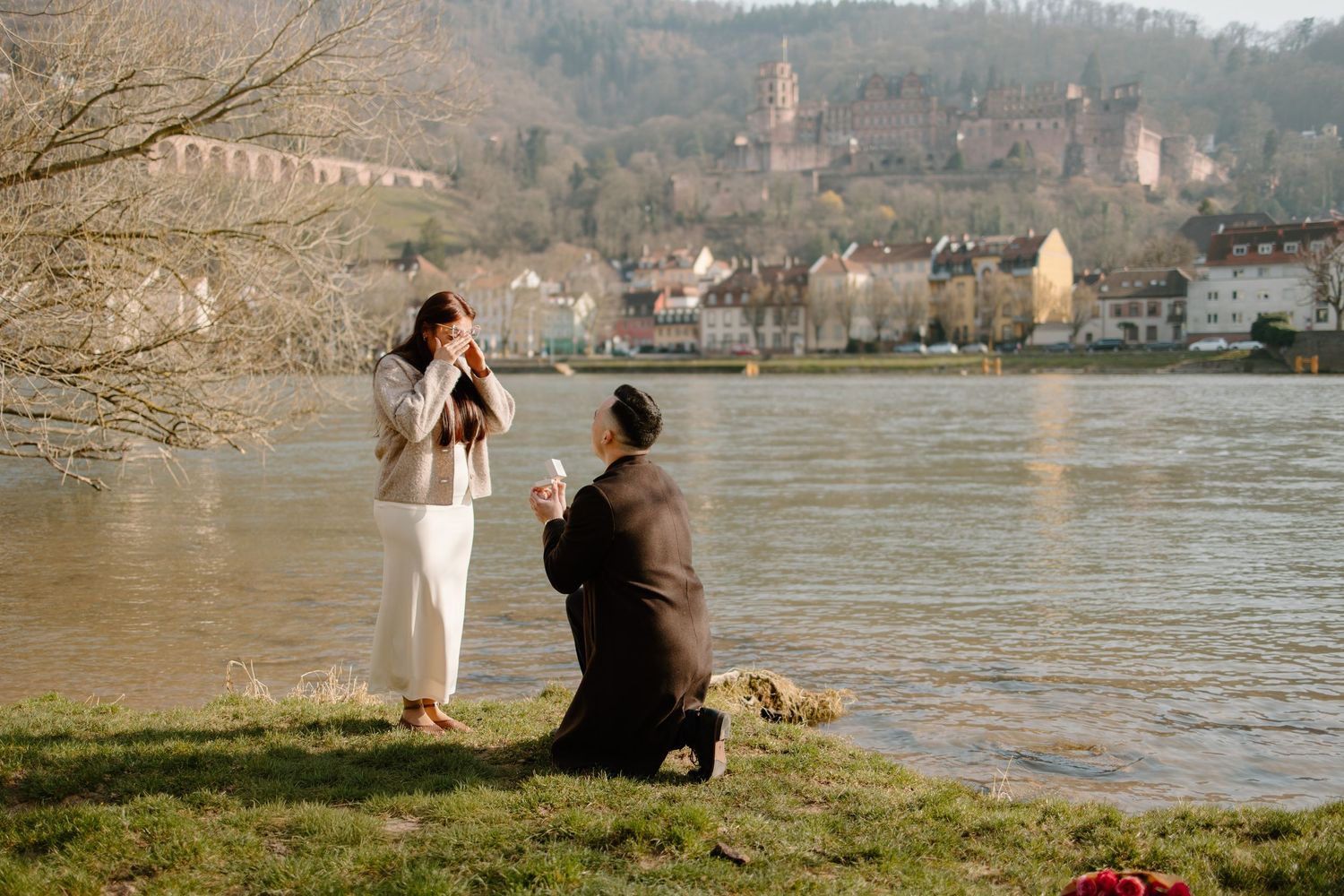 Heidelberg Proposal Photography, Couple in front of Heidelberg Castle during Proposal, Engagement at Nectar River in Heidelberg