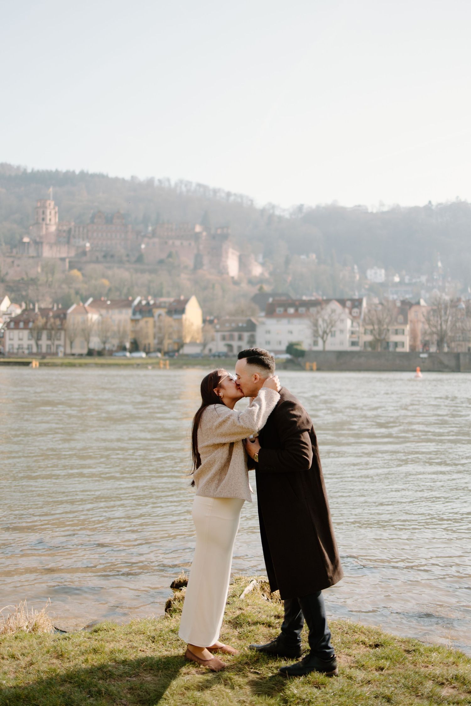 Heidelberg Proposal Photography, Couple in front of Heidelberg Castle during Proposal, Engagement at Nectar River in Heidelberg