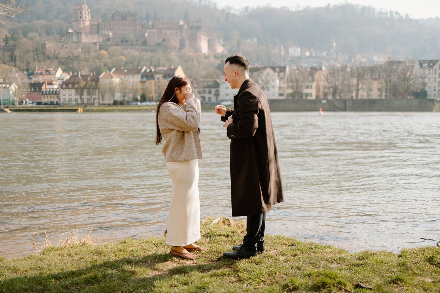 Heidelberg Proposal Photography, Couple in front of Heidelberg Castle during Proposal, Engagement at Nectar River in Heidelberg