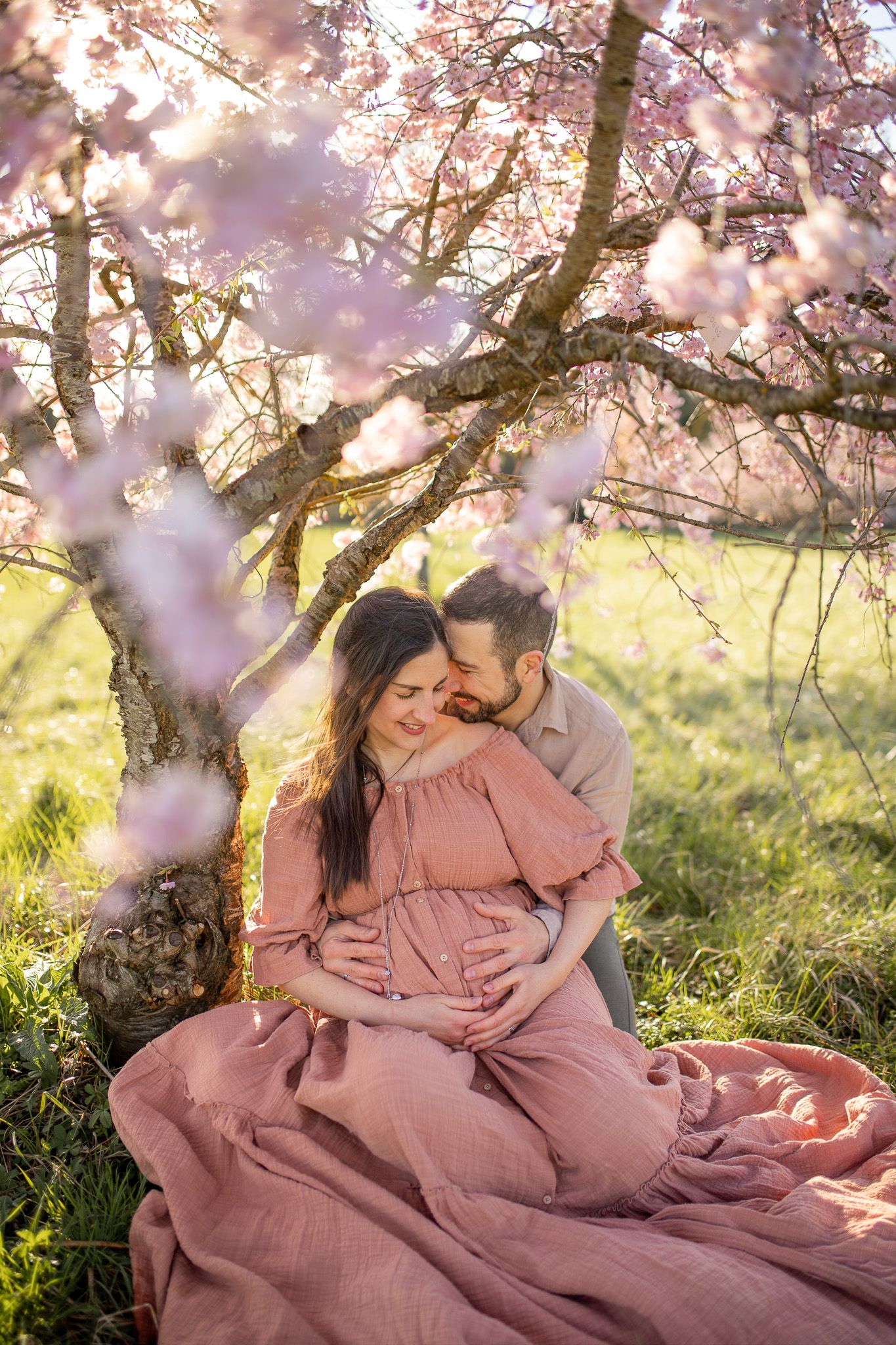 Couple amoureux sous les cerisiers en fleurs dans un cadre naturel à Versailles