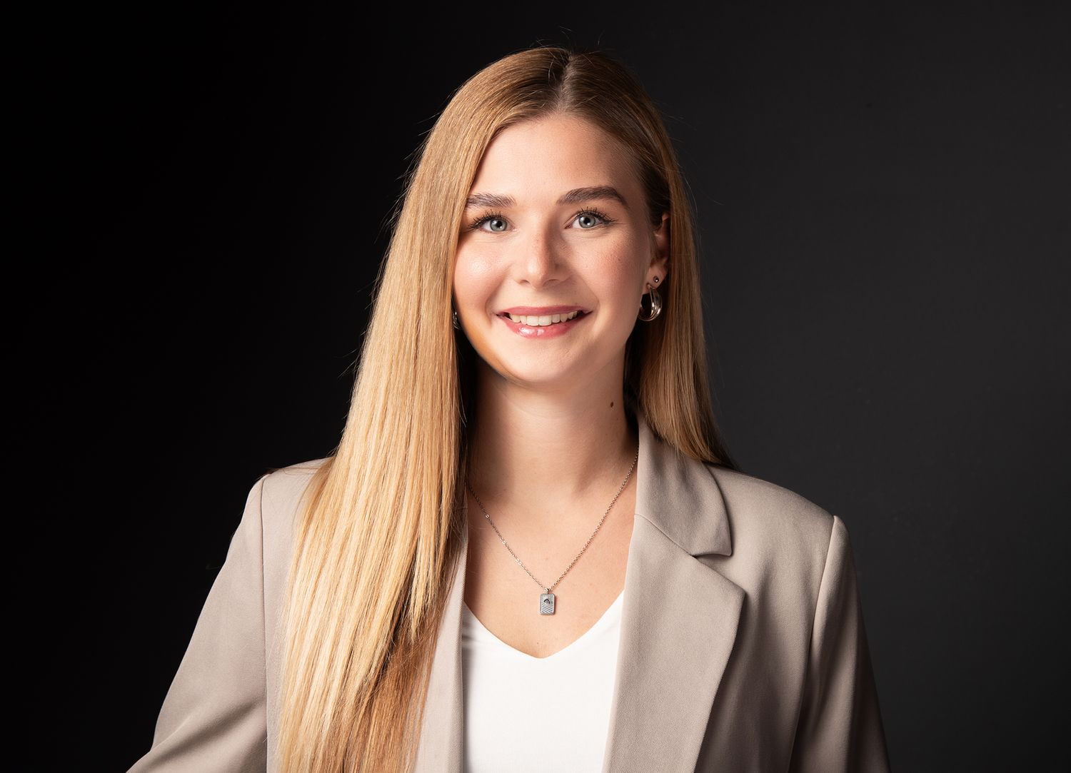 Professioneller Headshot von einer Frau vor einem dunklen Hintergrund, Fotografiert im Fotostudio Gelsenkirchen.