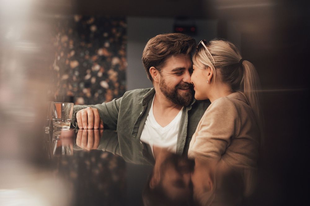 Jegyes pár naplementében belső helyszínen