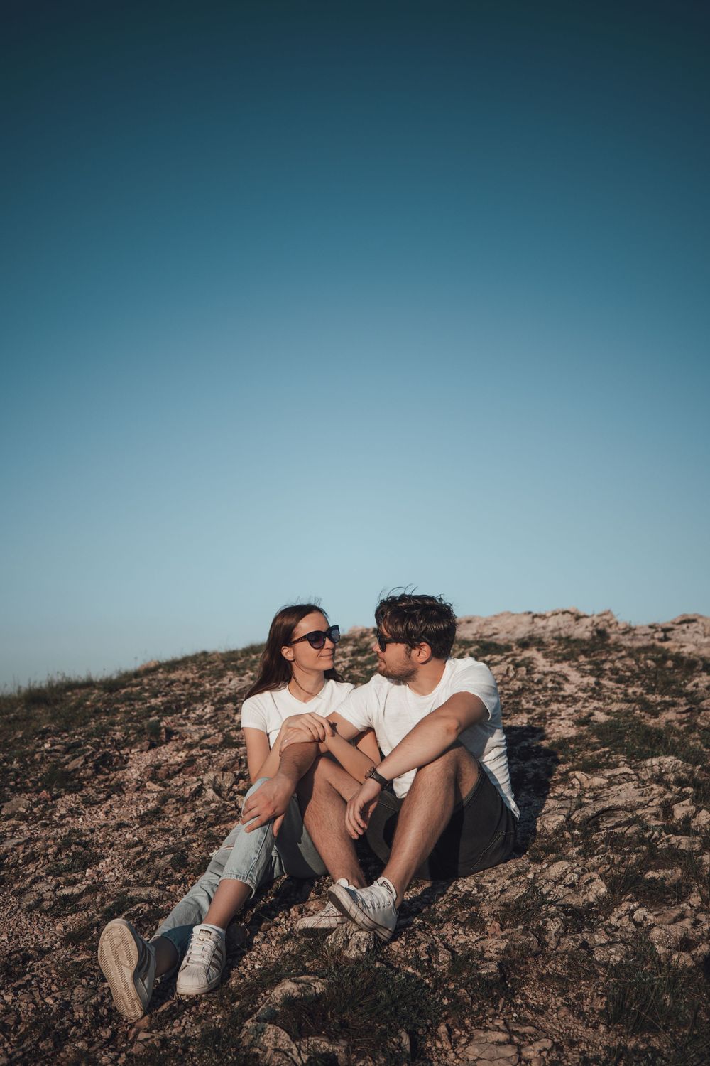 Lifestyle páros portré kültéri helyszínen