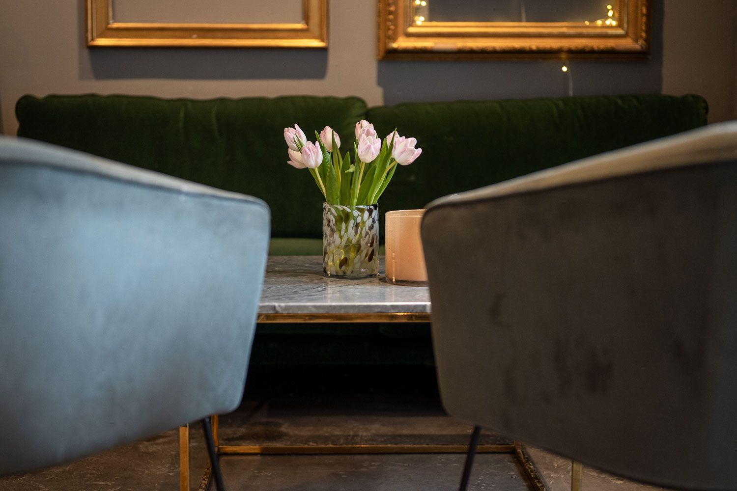 Företagsbilder av Fotograf Jessica Lindqvist - bild av soffgrupp i Cafe Tre Söta på Ingarö.