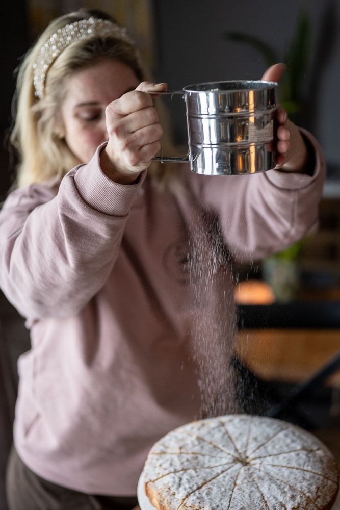 Företagsbilder av Fotograf Jessica Lindqvist - porträtt av ägaren till Cafe Tre Söta på Ingarö, som bakar semla.