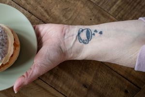 Företagsbilder av Fotograf Jessica Lindqvist - porträtt av ägaren till Cafe Tre Söta på Ingarö, som bakar semla.