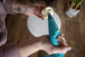 Företagsbilder av Fotograf Jessica Lindqvist - porträtt av ägaren till Cafe Tre Söta på Ingarö, som bakar semla.