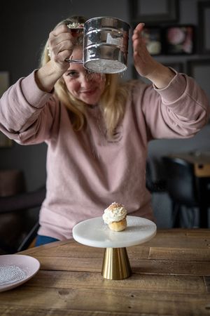 Företagsbilder av Fotograf Jessica Lindqvist - porträtt av ägaren till Cafe Tre Söta på Ingarö, som bakar semla.