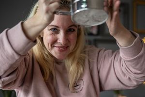 Företagsbilder av Fotograf Jessica Lindqvist - porträtt av ägaren till Cafe Tre Söta på Ingarö, som bakar semla.