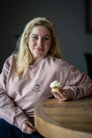 Företagsbilder av Fotograf Jessica Lindqvist - porträtt av ägaren till Cafe Tre Söta på Ingarö, hållande en semla.