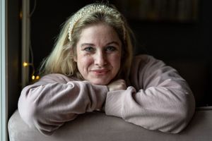 Företagsbilder av Fotograf Jessica Lindqvist - porträtt av ägaren till Cafe Tre Söta på Ingarö, sittande i en soffa.