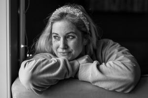 Företagsbilder av Fotograf Jessica Lindqvist - porträtt av ägaren till Cafe Tre Söta på Ingarö, sittande i en soffa.