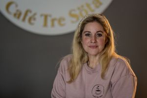 Företagsbilder av Fotograf Jessica Lindqvist - porträtt av ägaren till Cafe Tre Söta på Ingarö, stående vid sin logga.