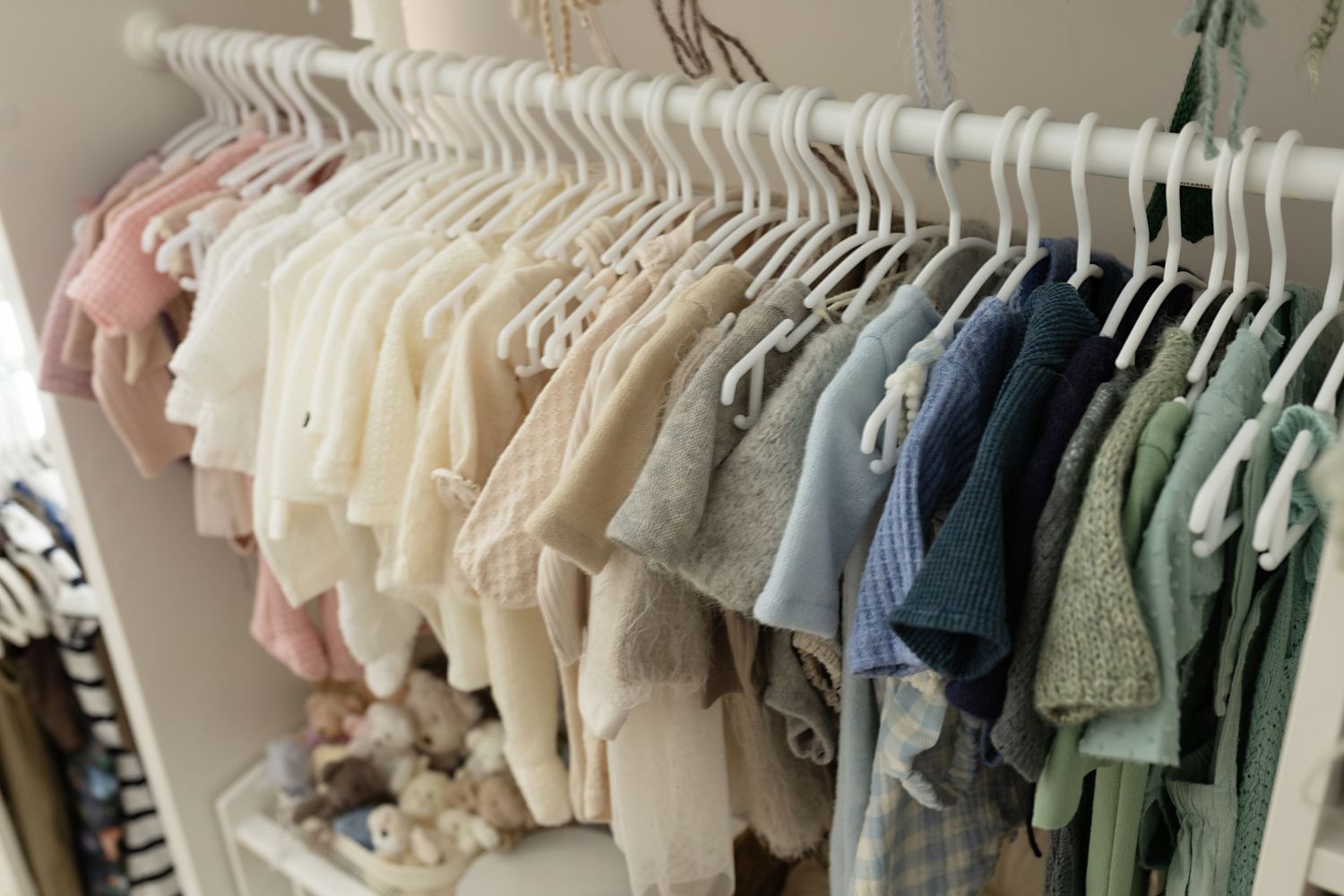 A collection of cosy, neutral-toned baby rompers, wraps, and knitted outfits for a stress-free newborn photoshoot near Glasgow.
