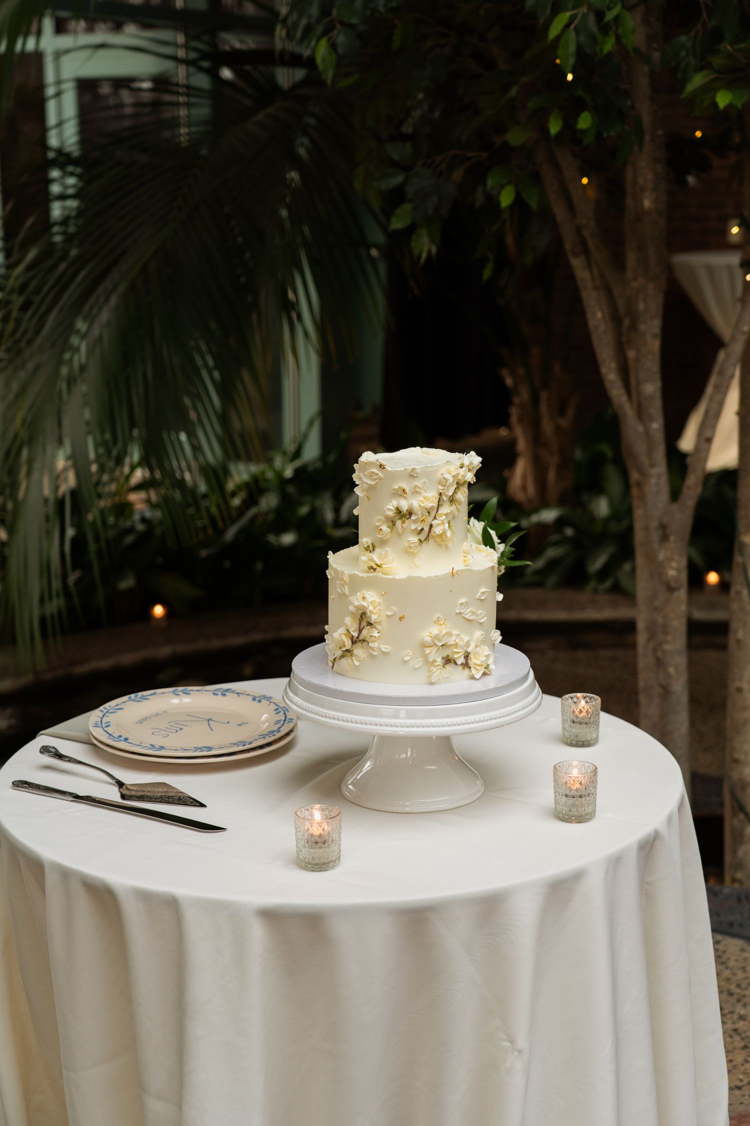Wedding cake in the botanical garden