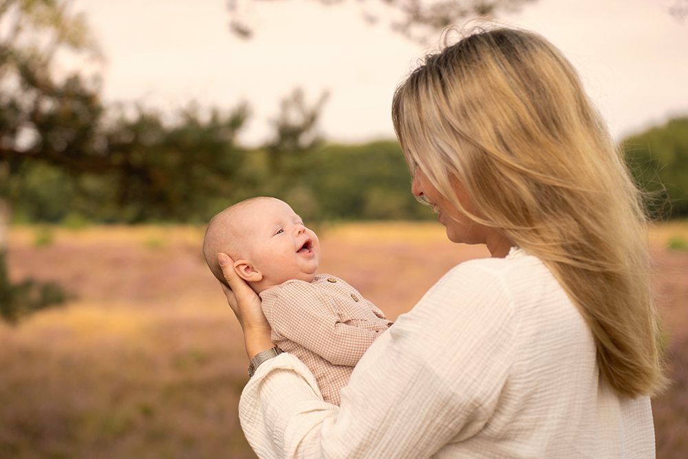 Moeder met pasgeboren babymeisje op de heide, newborn fotoshoot door Special Moments MvL