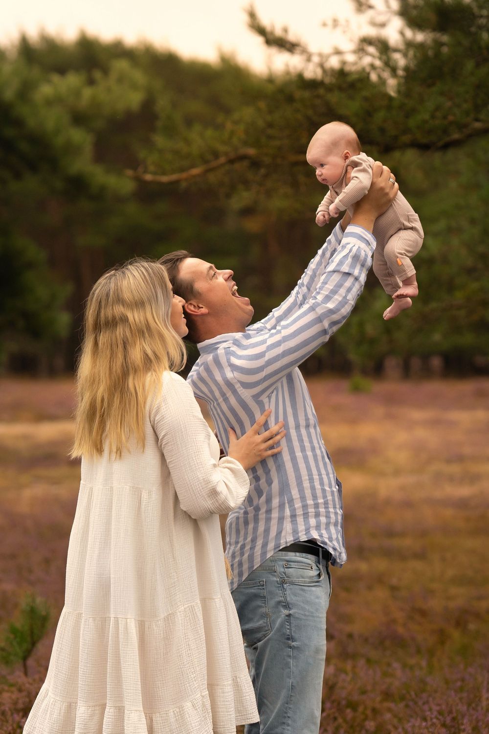 Fotosessie newborn baby met papa en mama in de natuur regio Nijmegen.