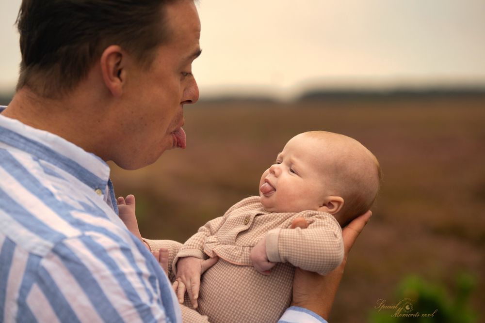 Grappige foto van een papa samen met zijn pasgeboren baby meisje in de natuur. Door Newborn fotograaf Special Moments MvL regio Nijmegen.