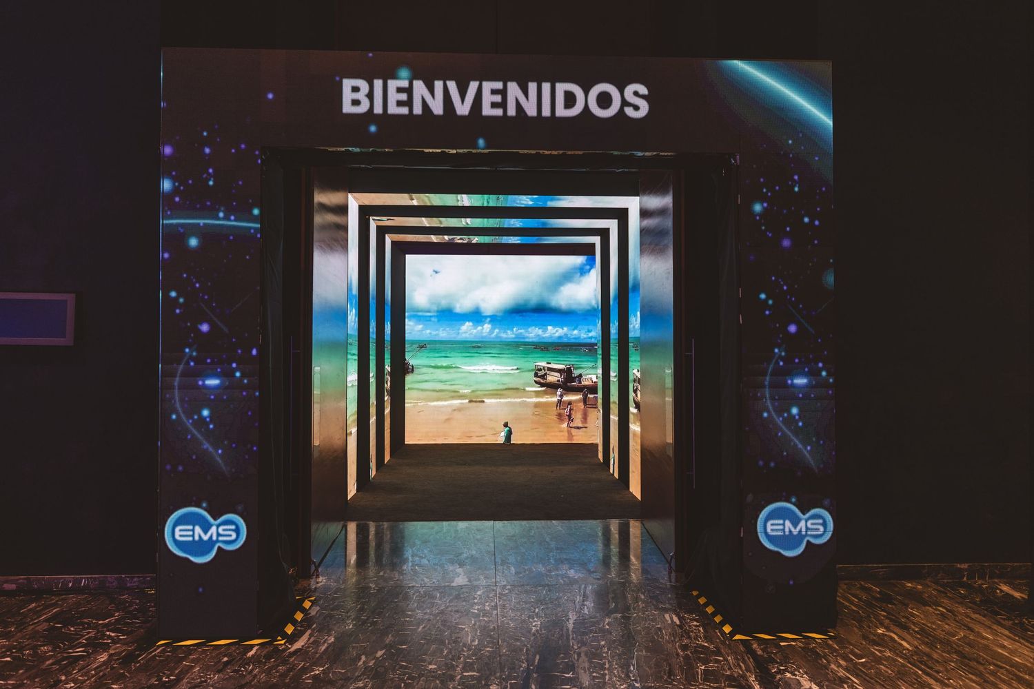 Montaje de cámaras para streaming y pantallas LED en evento corporativo en Antigua Guatemala
