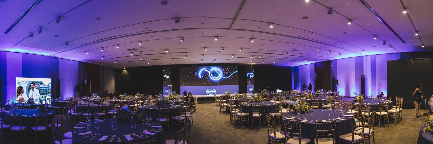 Montaje de cámaras para streaming y pantallas LED en evento corporativo en Antigua Guatemala