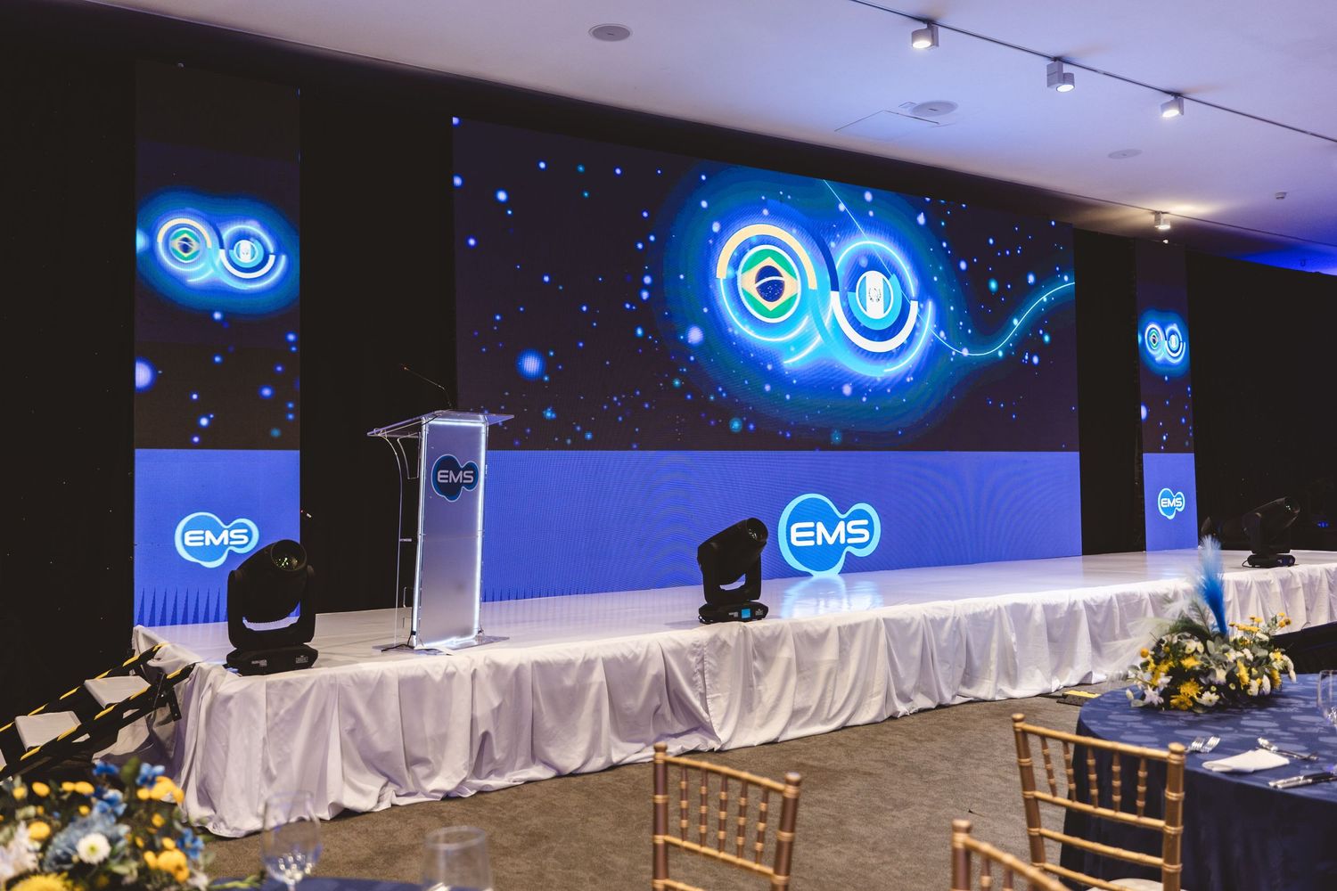 Montaje de cámaras para streaming y pantallas LED en evento corporativo en Antigua Guatemala