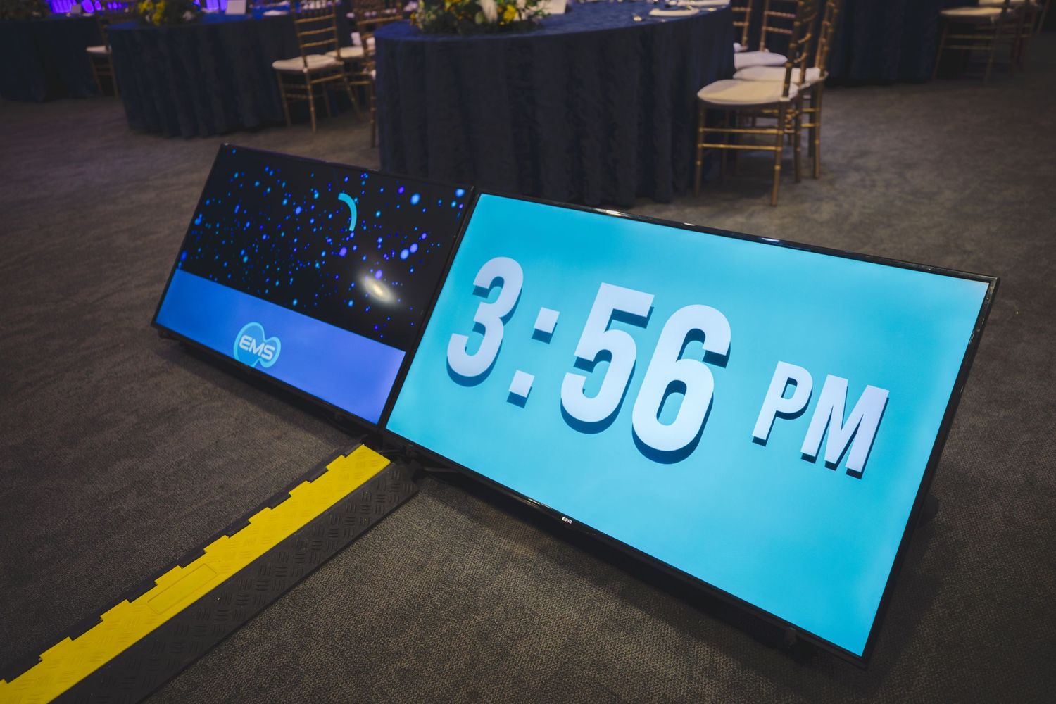 Montaje de cámaras para streaming y pantallas LED en evento corporativo en Antigua Guatemala