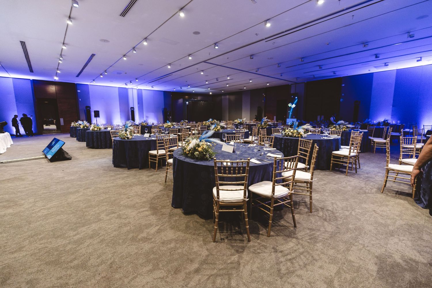 Montaje de cámaras para streaming y pantallas LED en evento corporativo en Antigua Guatemala