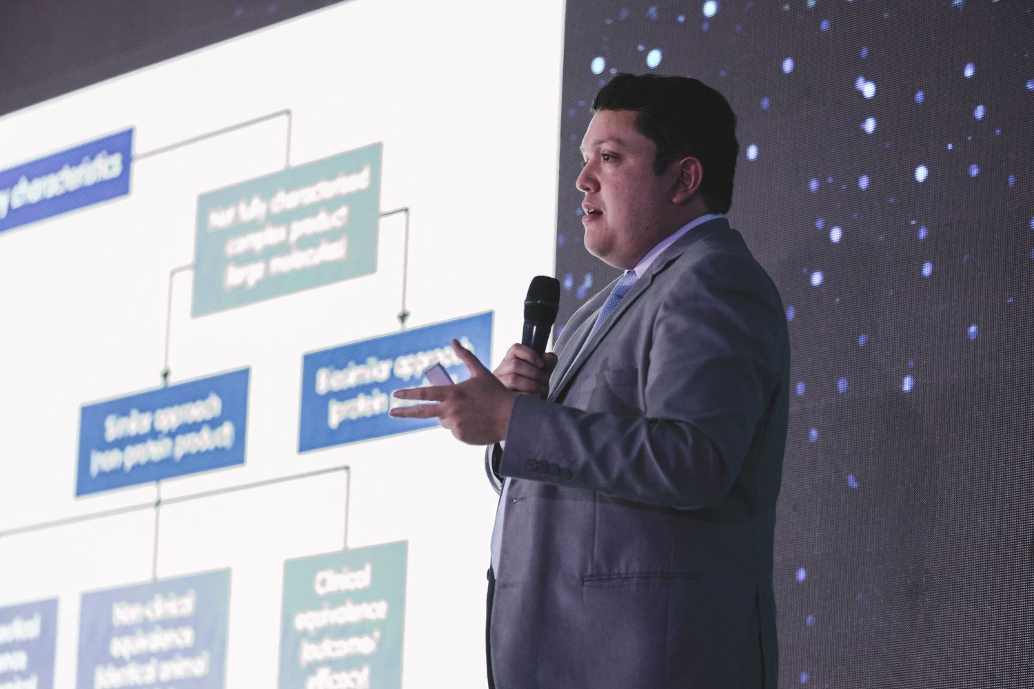 Intérprete simultánea trabajando en un congreso en Antigua Guatemala