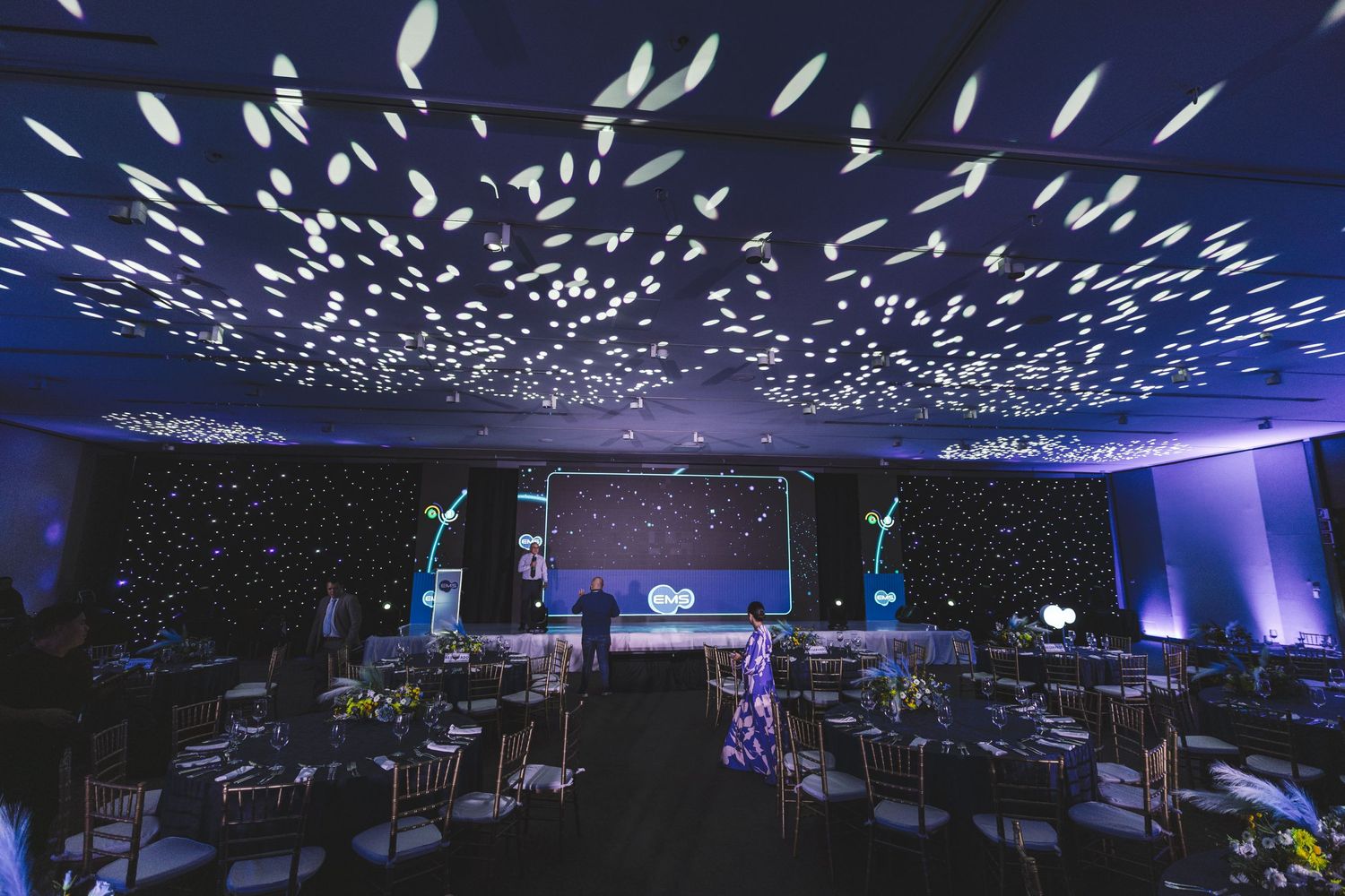 Montaje de cámaras para streaming y pantallas LED en evento corporativo en Antigua Guatemala