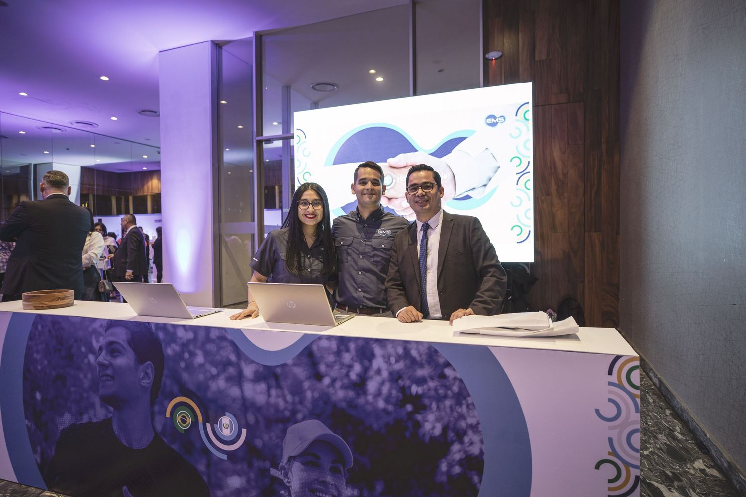 Transmisión en vivo impecable para tu evento. Ofrecemos streaming y bonding de internet en Antigua y Ciudad de Guatemala.