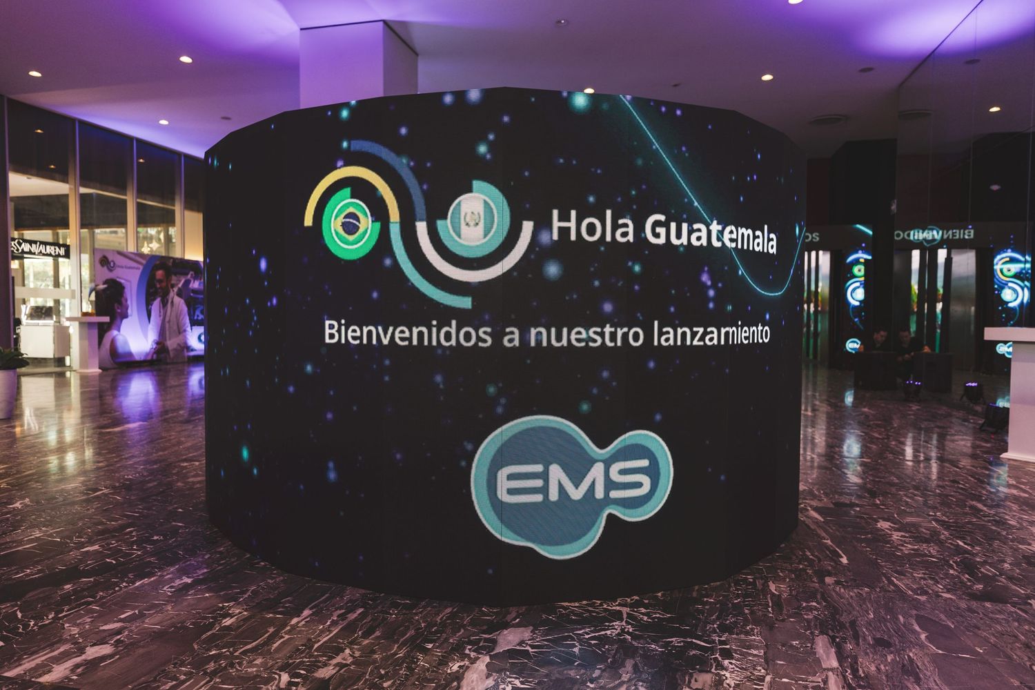 Montaje de cámaras para streaming y pantallas LED en evento corporativo en Antigua Guatemala