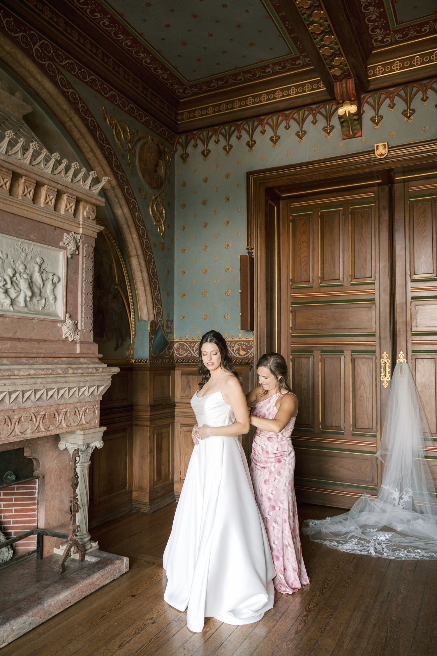 Bridal preparation moments with friends before wedding at Forte da Cruz