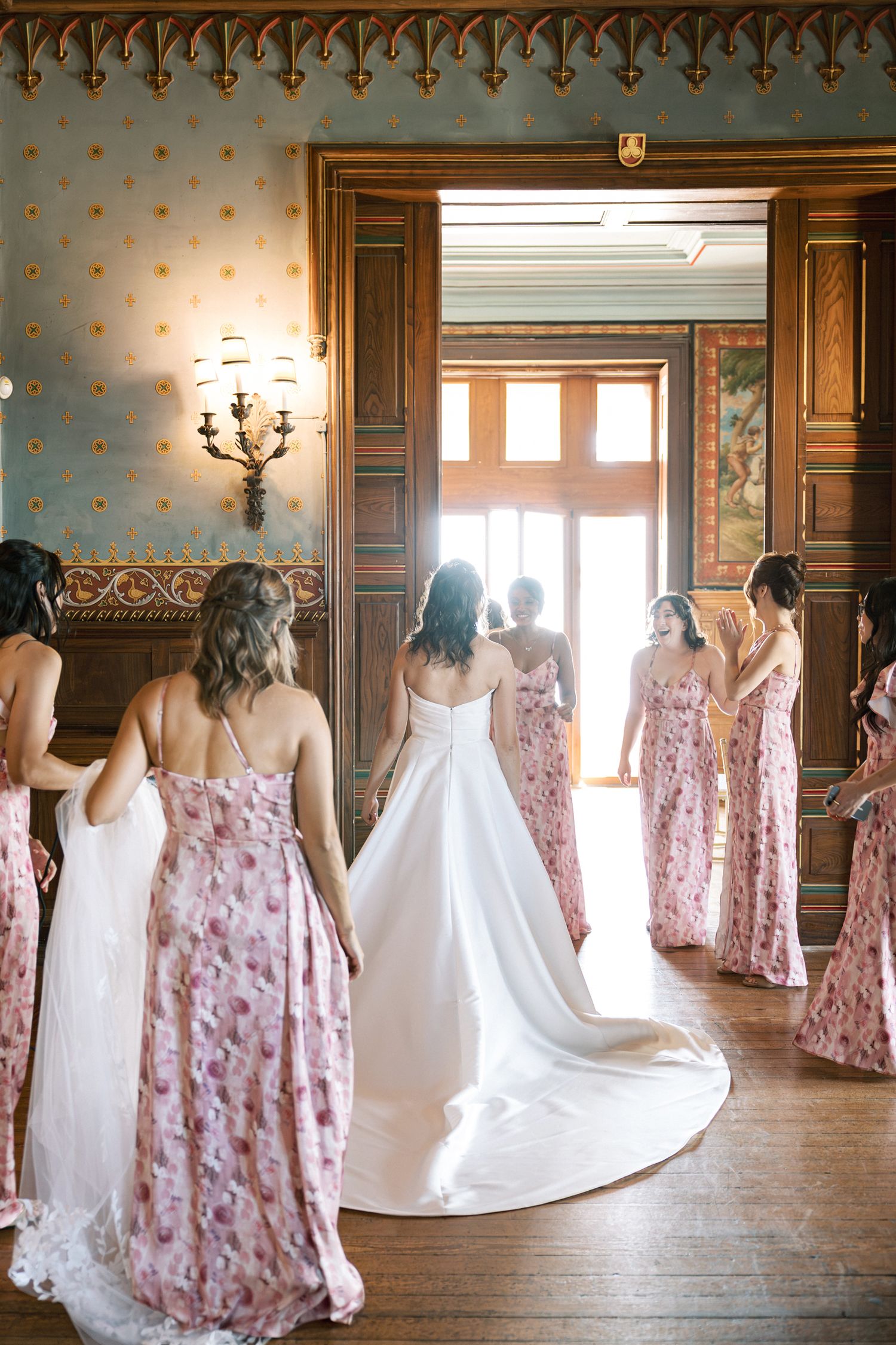 Bridal preparation moments with friends before wedding at Forte da Cruz