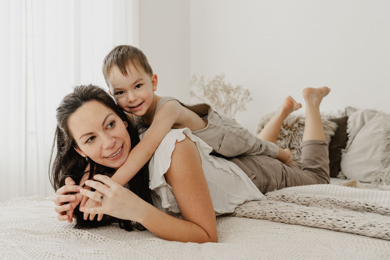 Mama und Sohn kuscheln und toben beim Familienfotoshooting in Wien Stockerau