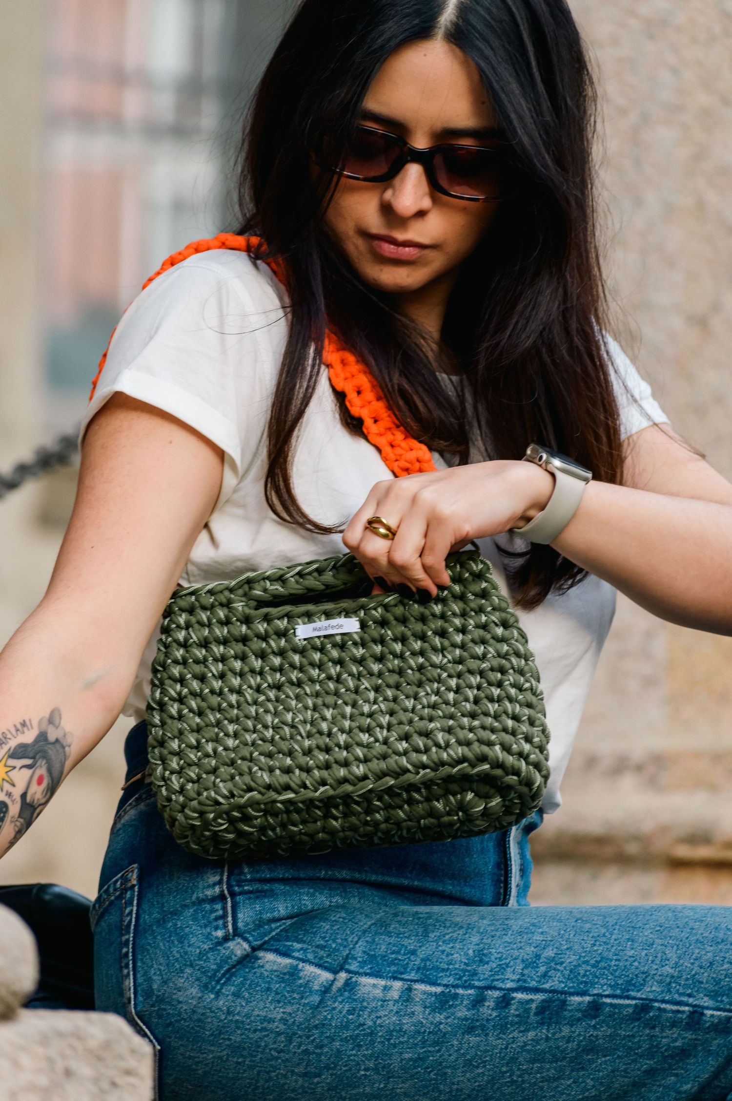 Fotografia di prodotto professionale che evidenzia texture, dettagli e originalità. Eleva il tuo marketing con immagini urbane e dinamiche.