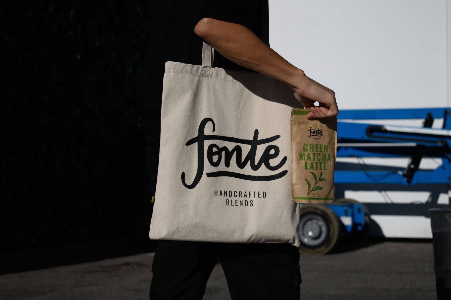 Fotografia professionale di prodotto a Milano. Cattura immagini uniche e ricche di dettagli con un'estetica urbana che valorizza il brand