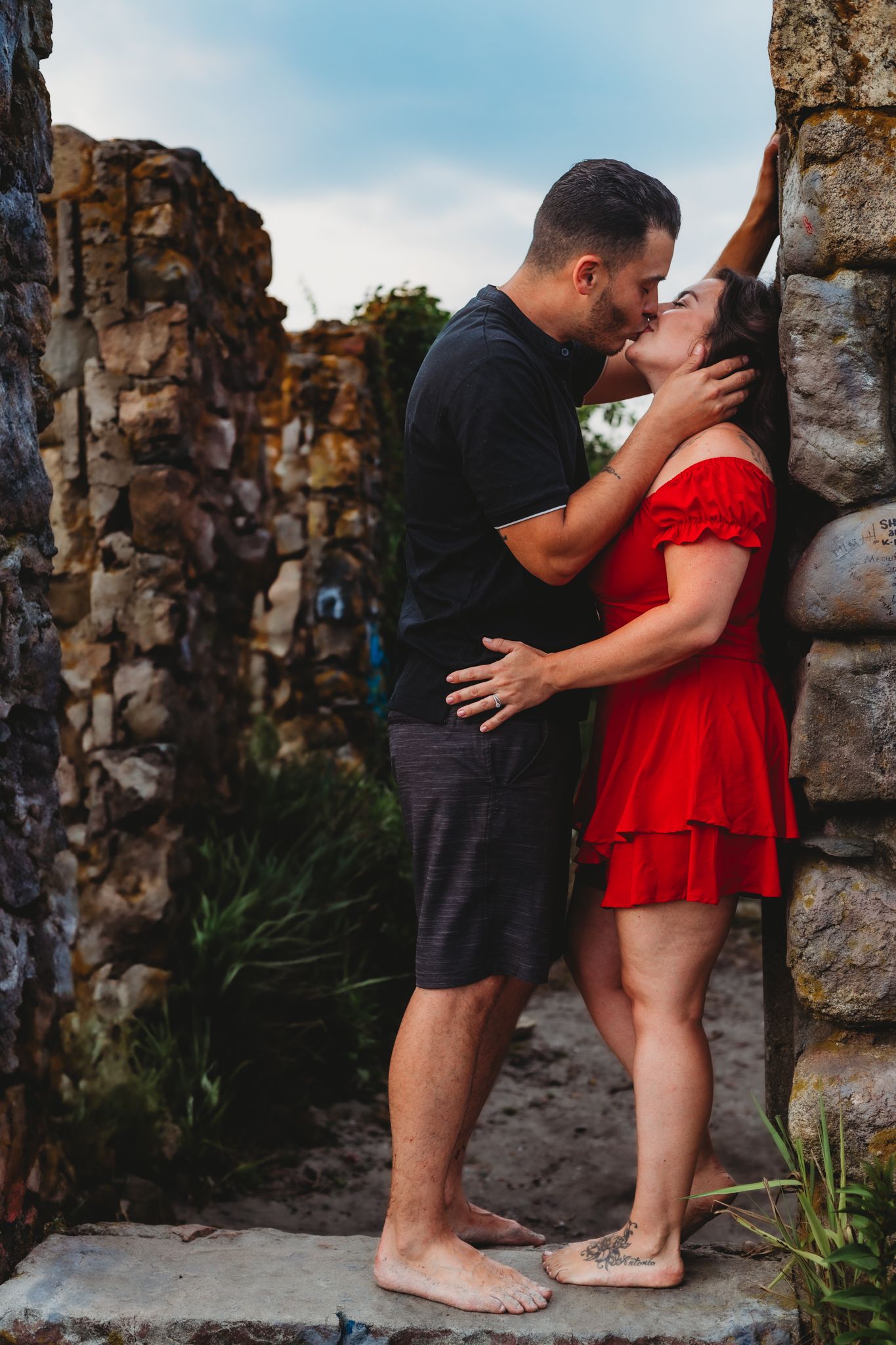 couples session, Narragansett beach rhode island, sharing a kiss at the ruins